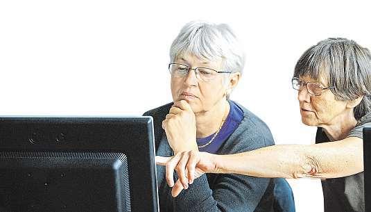 SENIOŘI SPECIÁLNÍ TÉMA TÝDENÍKU 5plus2 Internetových důchodců přibývá Za poslední roky čtyřikrát stoupl počet lidí nad 65 let používajících internet. Podvodníci znich ale mámí hesla ipeníze.