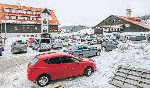Teď na stejných místech na šumavské Kvildě stojí nové apartmány adalší přibývají vjejich okolí. Poklidná obec se za čtvrt století změnila knepoznání.