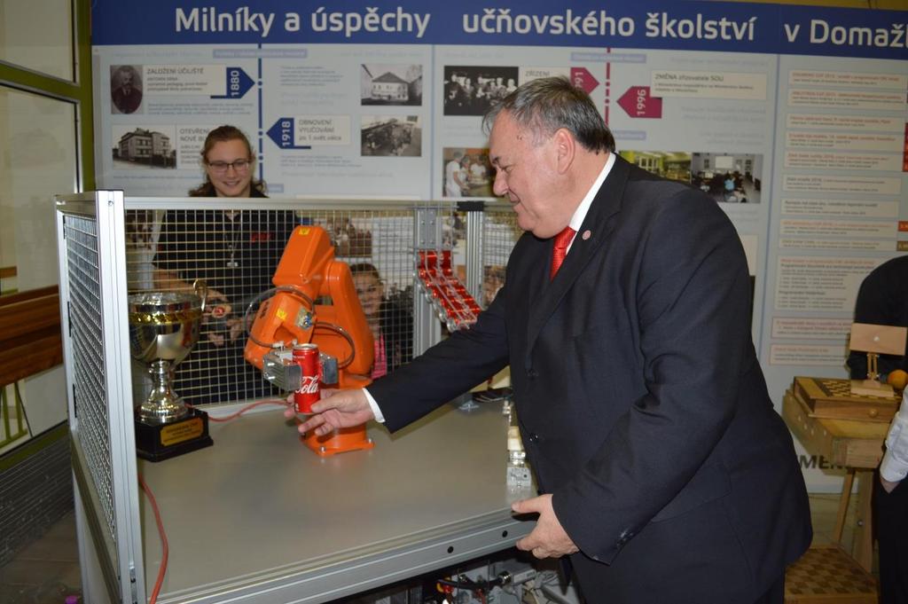Robot podává nápoj senátorovi Janu Látkovi Za medailová místa v