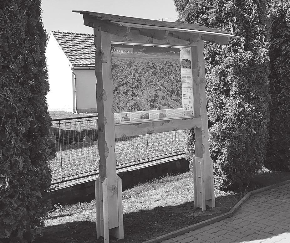 17. 9. 2018 - na návsi byla nainstalována Malovaná mapa, kterou obec zakoupila a firma Outdoor Aliance, Březová zdarma vyrobila dřevěný stojan.