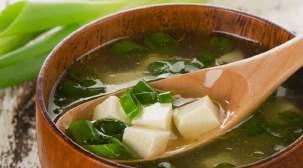 SÚP TÔM MỰC CAY 59,- Pikantní polévka s krevetami a sépií Spicy soup with shrimps and
