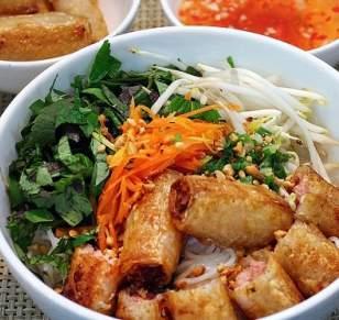 MIẾN GÀ Polévka s kuřecím masem a skleněnými nudlemi Noodles soup with chicken and glass noodles 25.