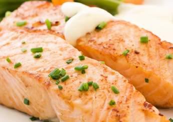 CÁ HỒI RÁN SỐT CHẢO GANG Smažený losos na horké plotýnce Fried salmon in hot plate 95.