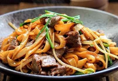 Smažené pho nudle se sojovým masem s příchutí: kuřecího / hovězího / vepřového masa Fried Pho noodles with soy meat