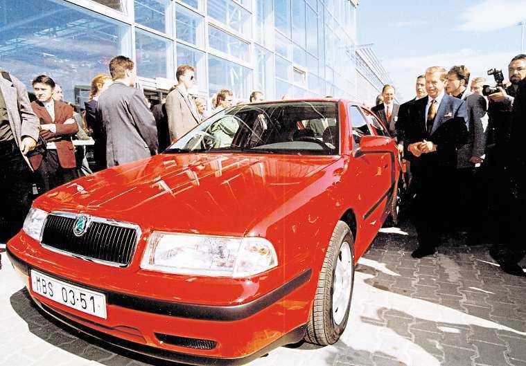Česká republika 30. dubna 2015 27 Boleslav: Prezidenty auta baví Už od dob Laurina aklementa hlavy státu míří do automobilky. Václav Havel prohlásil oškodě Octavia: Autíčko má hezkou akceleraci.