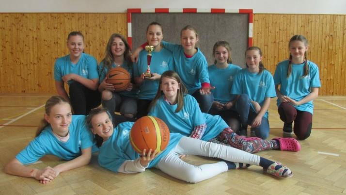 Jsme úsp šní i na sportovním poli Ve školním roce se naši žáci účastnili velkého množství sportovních akcí a meziškolních turnajů, ve kterých hlavně mladší žákyně sklízely mnoho úspěchů.