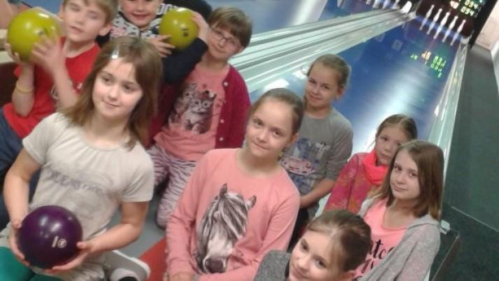 Šikulové na kuželkách V květnu se oddělení školní družiny Šikulové vydalo do Komorní Lhotky za netradičním pohybem. Ve zdejší sportovní hale si děti mohly zahrát kuželky.