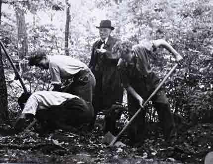 8 9 (obr. 3) Bedřich Dubský. Nestor jihočeské archeologie provádějí výzkum na katovické hoře v roce 1946. (obr. 4) Bedřich Dubský se studenty. Momentka z archeologického výzkumu v roce 1946. (obr. 5) Významný jihočeský archeolog Jan Michálek na kraji vpravo.