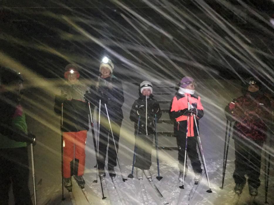 Hráči jezdili na běžkách, použili sněžnice, stavěli iglů.