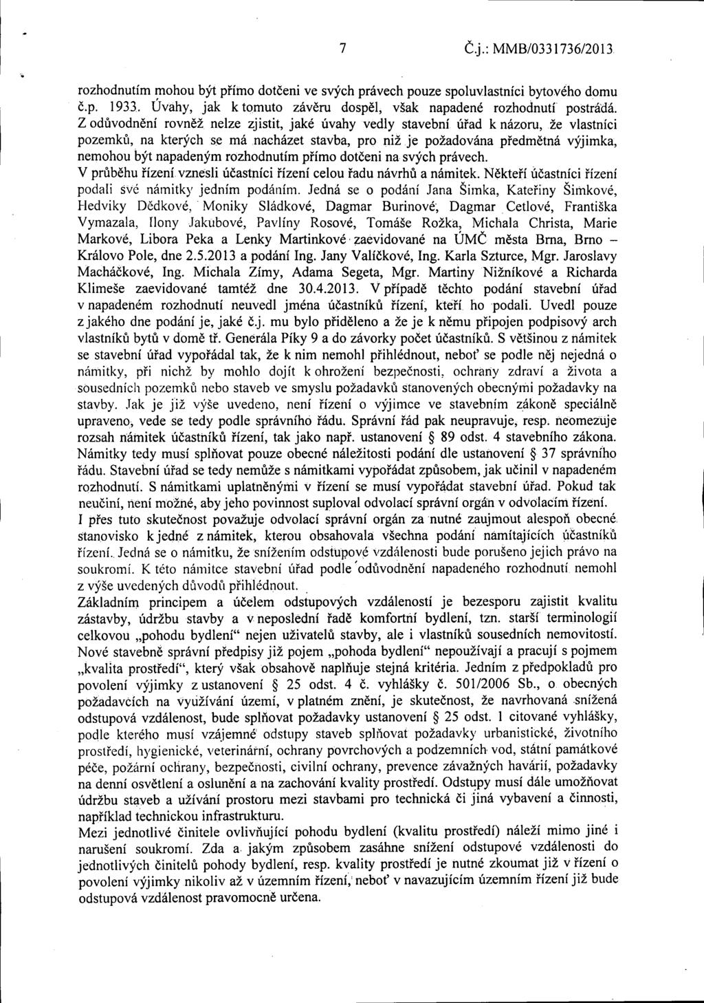 7 C.j.:MMB/0331736/2013 rozhodnutím mohou být přímo dotčeni ve svých právech pouze spoluvlastníci bytového domu č.p. 1933. Úvahy, jak k tomuto závěru dospěl, však napadené rozhodnutí postrádá.