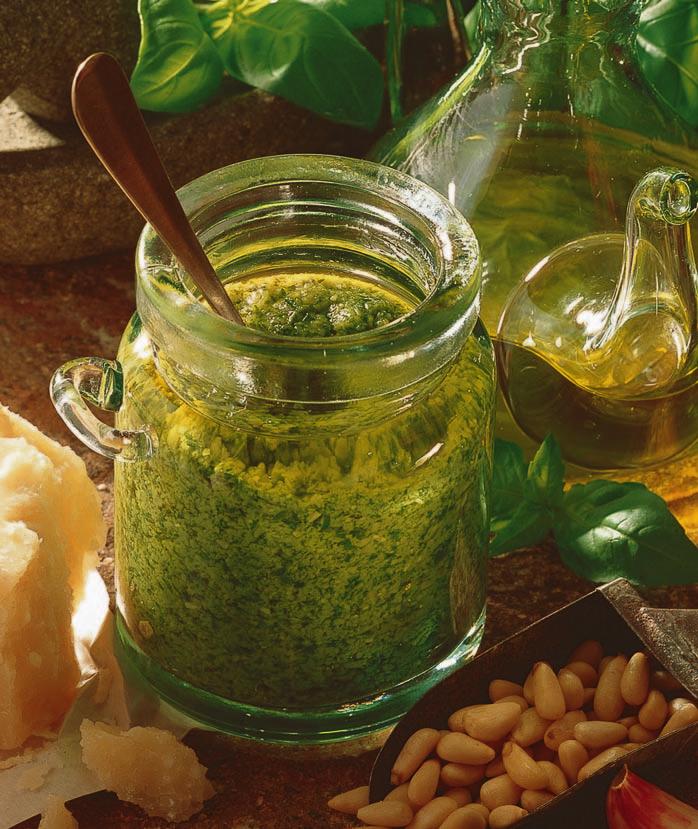 Pesto (na 3 sklenice po 200 ml) 3 PL jader z pinie (piniové ofií ky) - asi 50 g 100 g jemnû nasekané bazalky (mûïe b t i mraïená) 3-4 men