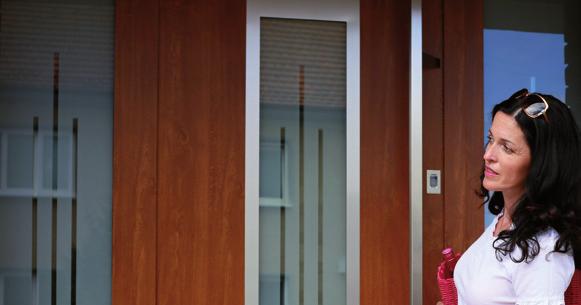Hliníkové vchodové dveře AKTIV 77 EXCELLENT Jednostranně lícující elegantní řešení pro nerušený vzhled vchodových dveří zvenčí.