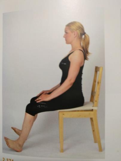 5. Výchozí pozice: sed na stabilní židli, DKK volně položeny, HKK položeny na stehnech Provedení: Přitáhnout špičky, opřít se patami do země, kořeny dlaní