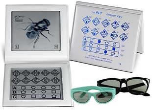 Obr. 9.29. Stereotest Moucha a polarizační brýle k vyšetření stereopse Provedení Pacient přes polarizovaná skla brýlí pozoruje jednotlivé části testu.