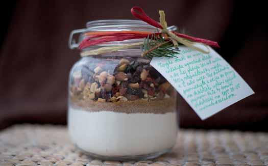 Z KUCHYNĚ ROCHE Směs na ovocný chlebíček Na 1 litrovou sklenici: 300 g hladké mouky; 3 lžičky kypřicího prášku; 120 g třtinového cukru; 150 g směsi oříšků (mandle, lískové ořechy, buráky, pistácie