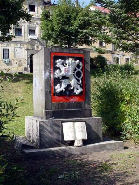 2006) na upatlaném symbolu návratu svrchovanosti Československé