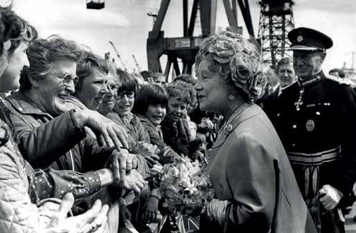 Návštěva Královny Matky ve Wallsendu v roce 1981 Děti na ulici ve Wallsendu člunech, muzikál Last Ship (Poslední loď) vzdává hold ztraceným mužům průmyslového věku, vrací důstojnost těm, jejichž