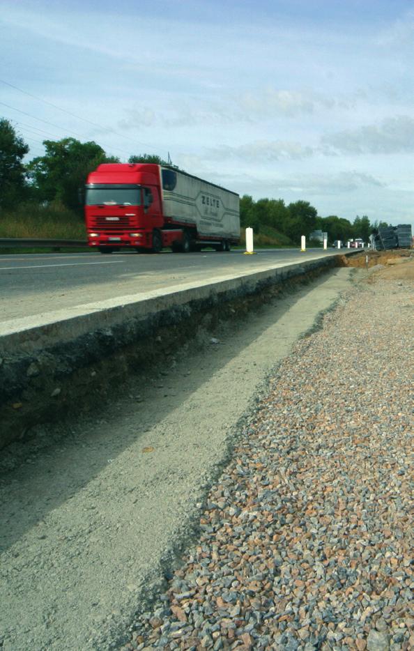 Na betonový základ naneste vrstvu suché betonové směsi tloušťky od do 0 mm. Použijte směs s maximálním zrnem kameniva 10 mm (obr. 2).