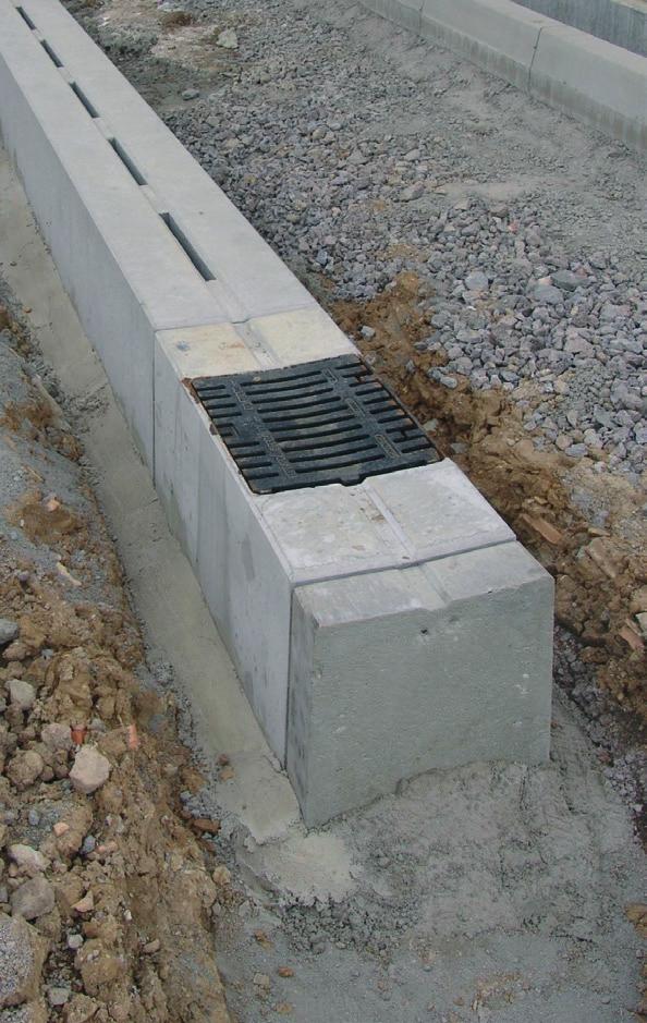 20 mm 2,% 100 100 40 60 100 E def2 = 4 MPa Stabilizační betonový klín Konstrukce asfaltové vozovky 620 2,0% Vyrovnejte prvek výškově, v podélném i příčném směru.