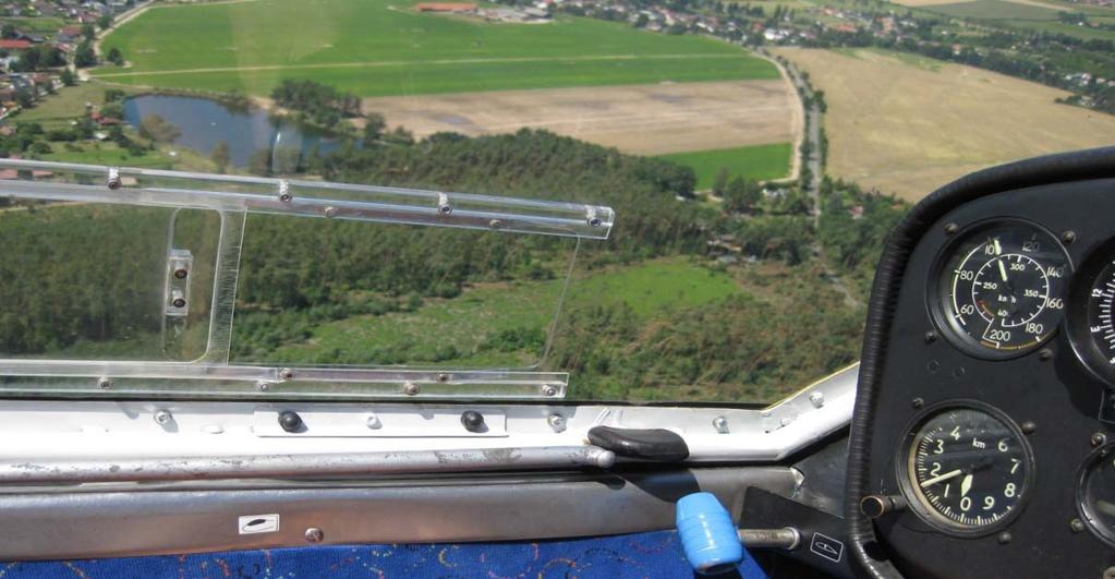 1 Faktické informace Informace od pilota a další osoby na palubě Dne 8. 7. 2012 pilot s další osobou na palubě prováděli let z letiště Hořice v Podkrkonoší do prostoru východně od Hradce Králové.