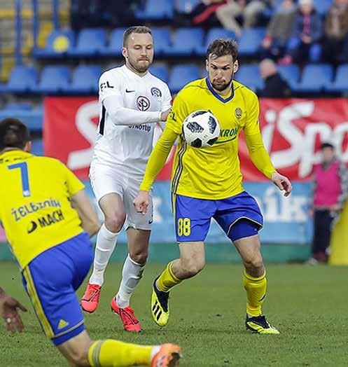 KOLA S zachránily vyloučení a penalty Slavia a Sparta vstoupily do jara vítězně, ale na tři body se nadřely a shodně o nich rozhodly až v přesilovkách a po střelách z pokutových kopů.