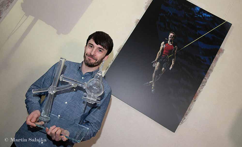 56 AKTUÁLNĚ AKTUÁLNĚ 57 V soutěži Sportovní fotografie roku zvítězil Lukáš Bíba HLAVNÍ CENU V SOUTĚŽI SI ODNESL LUKÁŠ BÍBA ZA SNÍMEK LEZCE ADAMA ONDRY.