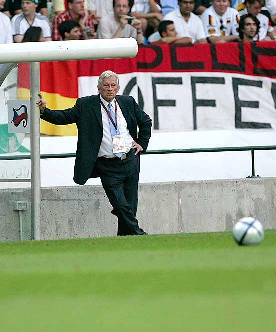 60 AKTUÁLNĚ AKTUÁLNĚ 61 Karel Brückner je příkladem úspěšného trenéra, který na lavičce zároveň vždy projevoval duch fair play a působil jako osobnost.