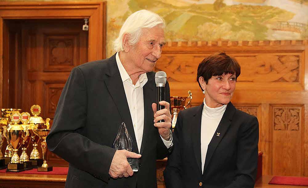 fair play (EFPM). Fotbalovému trenérovi tleskal při předání ocenění celý sál vestoje. Karel Brückner dovedl v roce 2000 k evropskému stříbru národní tým fotbalistů do 21 let.