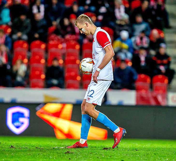 slavia.cz DAVID BECKHAM V DRESU LA GALAXY. NIKOLAJ KOMLIČENKO PROMĚŇUJE POKUTOVÝ KOP A ZAŘIZUJE KONEČNOU REMÍZU V DUELU MLADÉ BOLESLAVI S PLZNÍ.