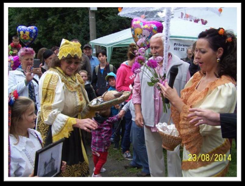 září 2014 Jubilejní desátý svatobartolomějský Jarmark na Rychnově Nástup čety ostrostřelců, povel a salva - krásně smutná píseň, přednesená Kájou z Fary, doprovázenou Vaškem na banjo, oplakávajíc