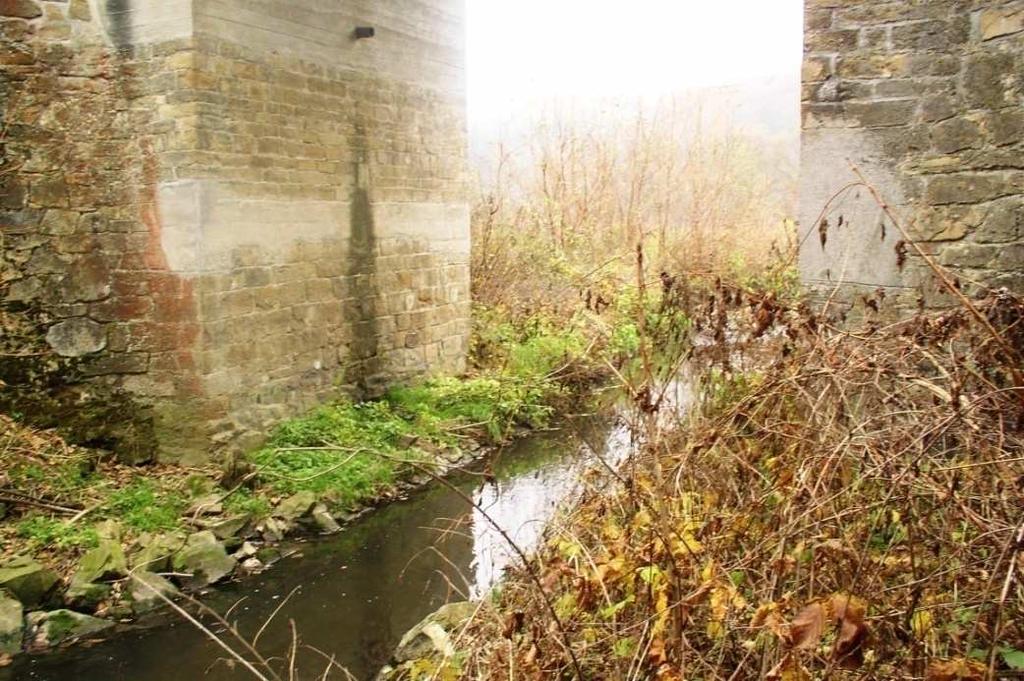 4.2.5 Železniční most v kilometru 3.6 Jedná se o betonový most bez průběžného kolejového lože. Rozměry mostní konstrukce: Rozpětí v ose mostu je 6 m a jeho šíře je 3.