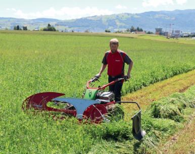 PŘEHLED MODELŮ A JEJICH CHARAKTERISTIKA Žací systém Charakteristika prstová žací lišta komunální žací lišta ESM dvounožová žací lišta ESM portálové žací ústrojí