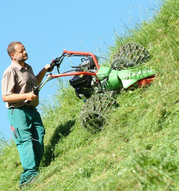 závažím a kluzáky Menší úroveň vibrací a žádné ucpávání Dvounožové žací lišty pracují s nízkou úrovní vibrací, díky vzájemnému