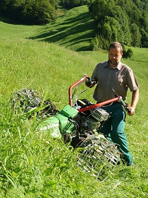 Používají se především v zemědělství pro sklizeň krmiva, v obcích a v oblasti péče o zahradu.