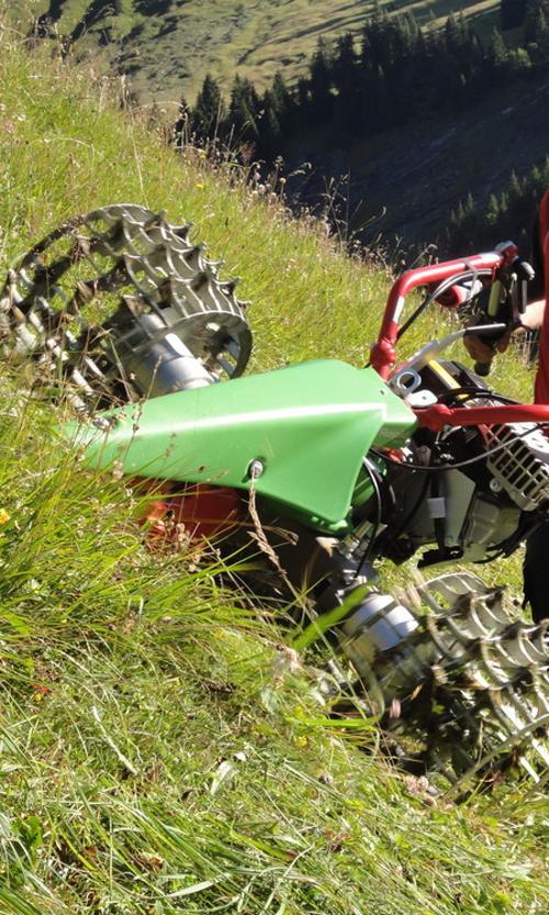 Účinek se zvyšuje vynecháním osazení pneumatikami s šípovým (AS) profilem: V prvé řadě dosáhnete více místa pro odsun trávy mezi kolem a strojem, a