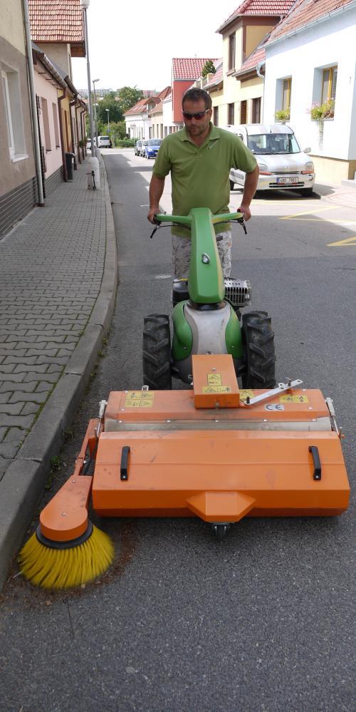 nebo pomocí sací hadice a dále se přepravují do sběrného vaku.