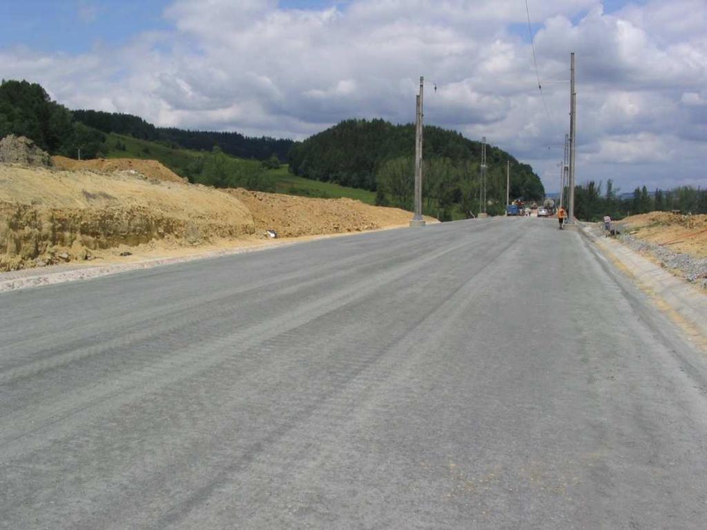 Obrázek 5 Konstrukční vrstva z minerální směsi na dvoukolejné trati Literatura: (1) SŽDC S4 Železniční spodek. Praha: SŽDC, s.o., 1. říjen 2008.