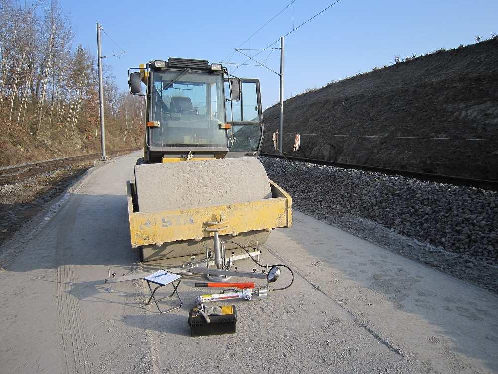 Obrázek 3 Minerální směs jako konstrukční vrstva ve skalním zářezu Záležitosti související s kvalitou minerální směsi Z povahy minerální směsi jako stavebního materiálu vyplývá, že se jedná o