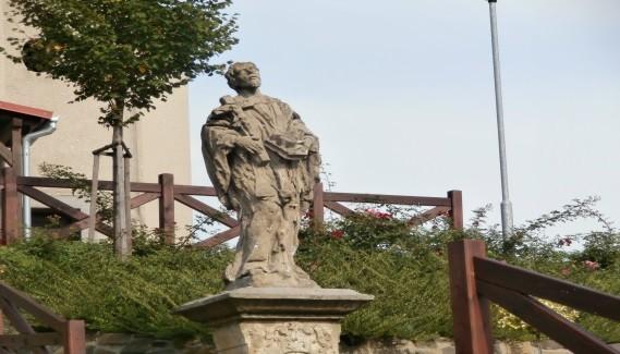 Pavlovice byly od roku 1619 přifařeny 23 let k Oseku nad Bečvou. Poté od roku 1642 patřily 39 let k Dřevohosticím. Samostatnou farností se staly opět aţ roku 1681.