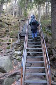Obr. č. 4, 5 Vyvýšený prkenný chodník, povalový chodník Zdroj:(http://cz.depositphotos.com/8039123/stock-photo-board-walk.html; http://signoraa.galerie.cz/5424593-chalupska-slat#79694540) Obr. č. 6, 7 Visuté schody, stojan pro kola Zdroj:(http://vcesku.