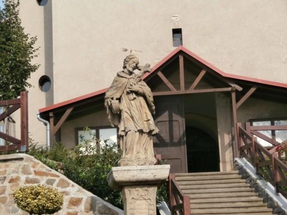Obr. č. 24 Sochy Pavlovských z Vidbachu umístěné v předsálí kostela Zdroj: (foto autorka) Obr. č. 25 Sochy před kostelem v Pavlovicích u Přerova, sv.