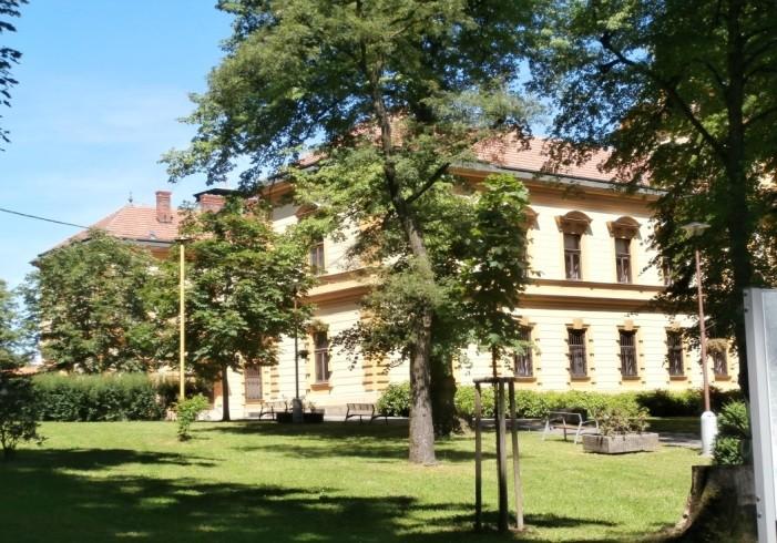 přesouvá do Přerova, kde podporuje přerovské gymnázium a chudé ţáky z Přerova a Pavlovic.