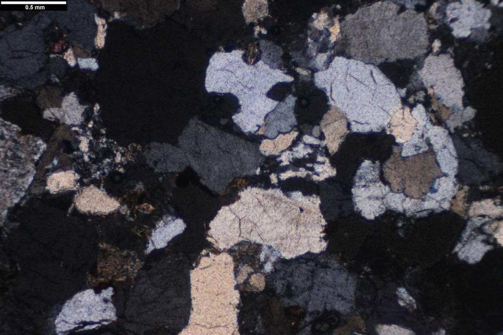 PŘÍLOHY I Petrografická charakteristika zkoušených hornin Vzorek KM-ZE Makropopis: klastická sedimentární hornina šedobéžové barvy, na makrovzorku není patrné usměrnění.