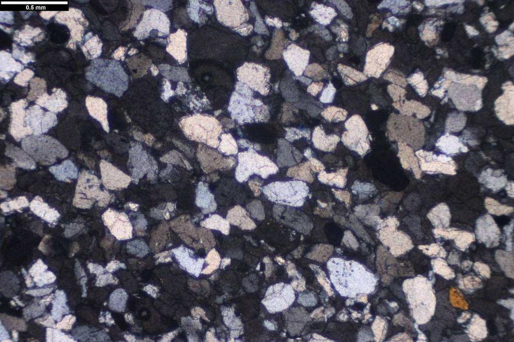 Vzorek KM-ZE1 Makropopis: klastická sedimentární hornina šedobílé barvy, bez znatelné sedimentární vrstevnatosti.