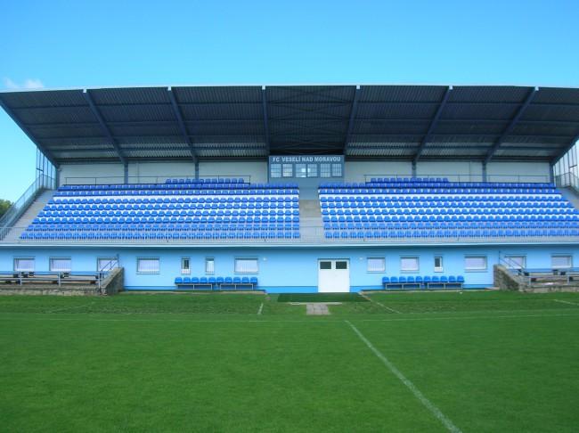 Městský fotbalový stadion Stadion zajišťuje fotbalový sport mládeže a dospělých pro fotbalový klub FC Veselí nad Moravou, který v