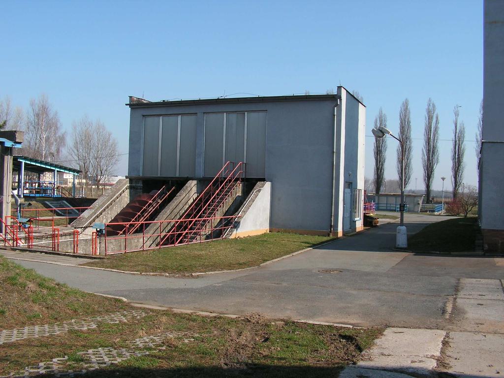 vypouštěné vody z ČOV,vlevo šoupě na