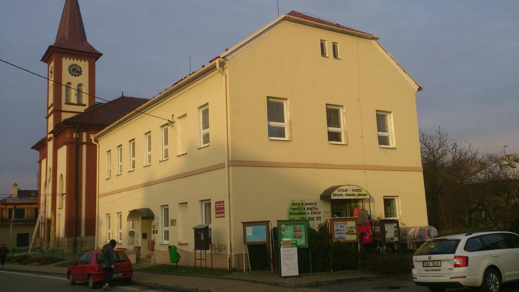 Objekt je řešen jako tradiční zděná budova, nosné zdivo zřejmě z cihel plných pálených na maltu vápenocementovou, založení na základových pásech.