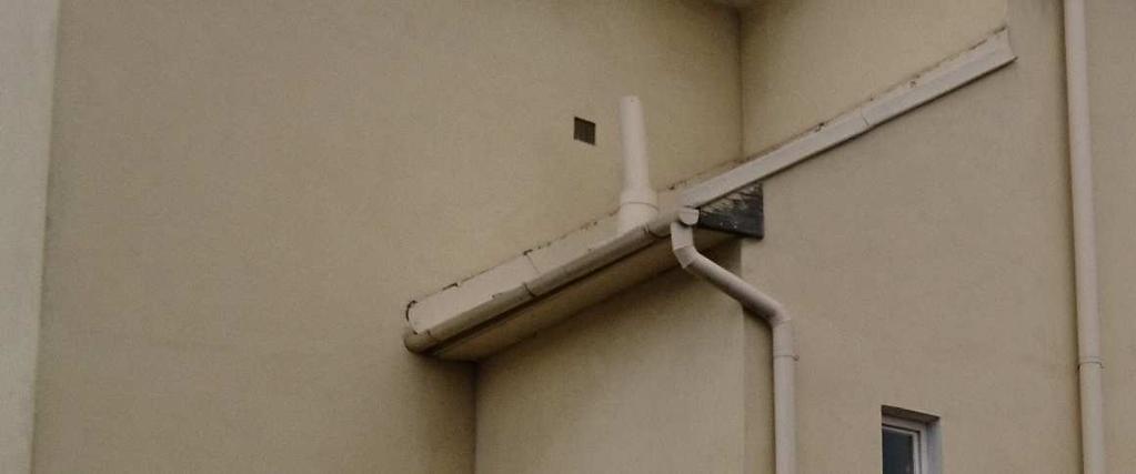 Plocha fasády je zdobená plastickou jednoduchou římsou v úrovni stropu nad 1.NP (ze tří stran budovy) a římsami korunovými ukončujícími zdivo fasády pod střechou.