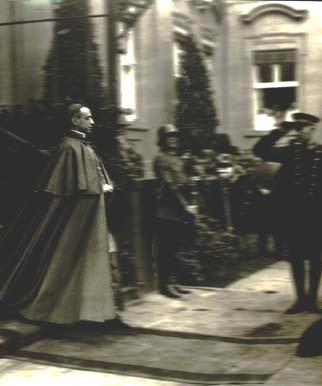 tajných služeb, nyní papouškují nejen novináři, televizní moderátoři a levicoví politici, nýbrž i jinak solidní historikové. 29.