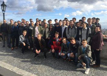 h) Údaje o aktivitách a prezentaci školy na veřejnosti PRAHA, 12. a 13.10.2017 Ve dnech 12. a 13. října se maturanti vypravili poznávat krásy našeho hlavního města. Praha je přivítala krásným počasím.